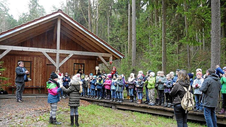 Bürgermeister Hermann Niediek (links) hieß die Kinder der Grundschule Burgpreppach mit ihren Lehrern zur Einweihungsfeier willkommen. Sie hatten bereits auf dem neu errichteten Steg Platz genommen.Klemens Albert