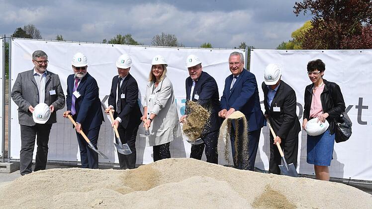 Landrat Michael Busch, Harald Neubarth und Thomas Siebenhaar (beide Projekt Bauart), Bürgermeisterin Birgit Weber, OB Norbert Tessmer, Innenminister Joachim Hermann, Rainer Dippold (Niersberger) und Landtagsabgeordnete Susann Biedefeld (von links) setzten symbolisch die Arbeiten in Gang.Ronald Rinklef