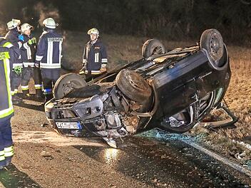 Die Einsatzkr&auml;fte am Unfallort Foto: News5/Merzbach