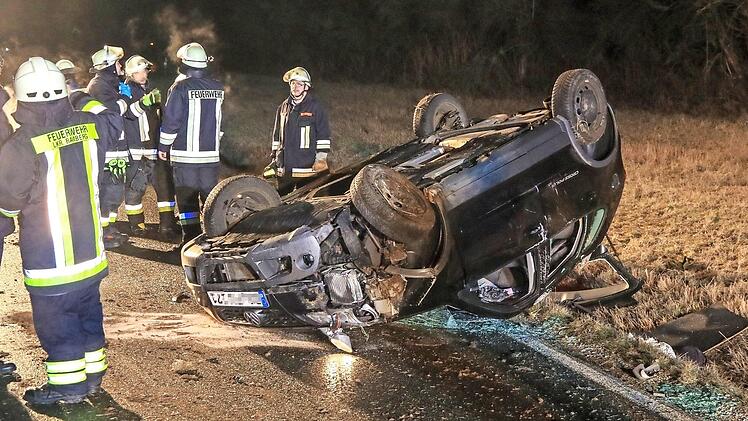 Die Einsatzkr&auml;fte am Unfallort Foto: News5/Merzbach