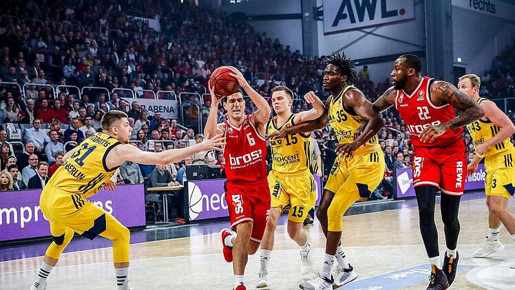 Nikos Zisis (mit Ball) setzt sich gleich gegen drei Berliner durch. Rechts wartet der bullige Cliff Alexander auf ein Anspiel.