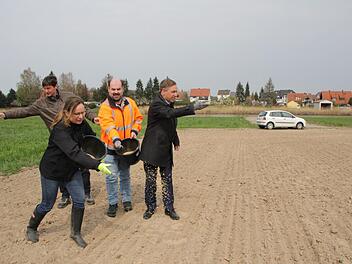 Warfen bei Untermembach die ersten Blumensamen auf den Landkreis-Acker, von links: Angelika Schiffer, Thomas Schierhorn, Gerhard Köhler und Alexander Tritthart.  Fotos: Andreas Dorsch