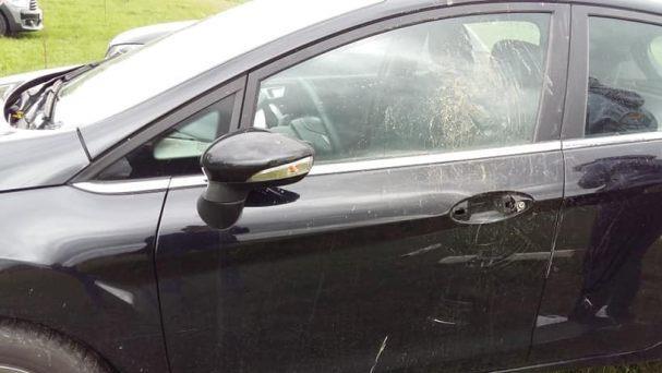 In Eisenheim haben Unbekannte ein Auto mit zwei Leitpfosten stark beschädigt. Foto: Facebook/Katha Gö
