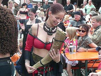 Essen, Trinken, Unterhaltung, alte Gewänder - das Mittelalterfest bietet viel für Jung und Alt.  Foto: Richard Sänger/Archiv