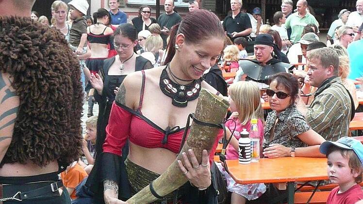 Essen, Trinken, Unterhaltung, alte Gewänder - das Mittelalterfest bietet viel für Jung und Alt.  Foto: Richard Sänger/Archiv