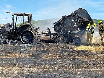 Traktor und Ballenpresse brannten komplett aus.  Fotos: News5/Merzbach