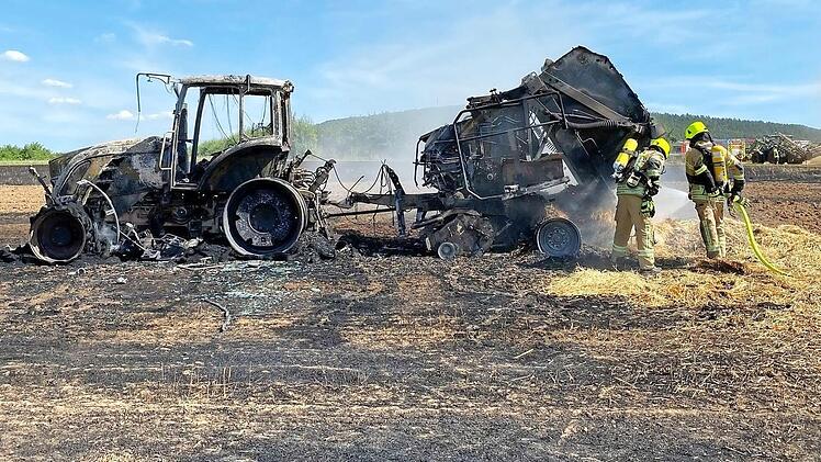 Traktor und Ballenpresse brannten komplett aus.  Fotos: News5/Merzbach