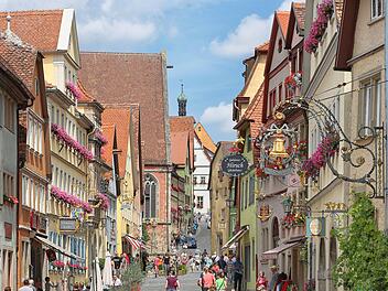 Schmiedgasse Rothenburg o.d. Tauber- Sommer Freizeit Besucher Läden Blumen©Rothenburg Tourismus Service, W. Pfitzinger, Exkl.RTS473