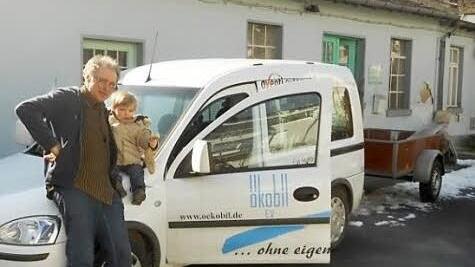 Der Bamberger Bildhauer Adelbert Heil (hier mit Enkel Ferdinand) erledigt alle Transporte seit 2005 mithilfe von Ökobil.  Foto: Diana Rehbein