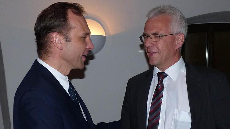 Fairer Verlierer: Georg Hiernickel (links) gratuliert Günther Werner.