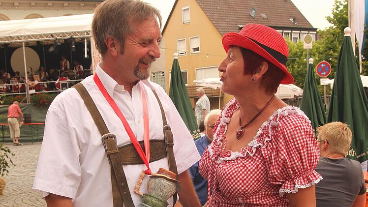 Andrea Neuß, immer in guter Stimmung, zeichnete diesmal Festleiter Peter Klein mit ihrem Bierkrug-Präsent aus.