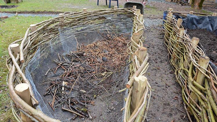 Rundbeet mit Drahteinlage und Start der Holzschicht. Foto: Dagmar Besand
