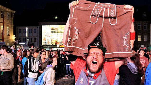 Aufregender Tag f&uuml;r die Brose-Basket-Fans: Schon am Mittwoch k&ouml;nnte es klappen mit dem Meisterschaftstitel. Auf dem Maxplatz werden wieder Tausende Zuschauer beim Public Viewing erwartet. Hier eine Szene vom Public Viewing nach Spiel 2 in M&uuml;nchen. Foto: Ferdinand Merzbach