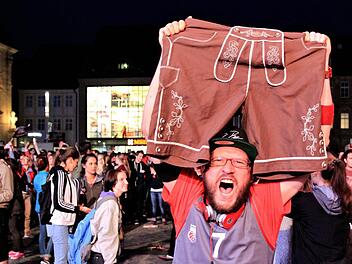 Aufregender Tag für die Brose-Basket-Fans: Schon am Mittwoch könnte es klappen mit dem Meisterschaftstitel. Auf dem Maxplatz werden wieder Tausende Zuschauer beim Public Viewing erwartet. Hier eine Szene vom Public Viewing nach Spiel 2 in München. Foto: Ferdinand Merzbach