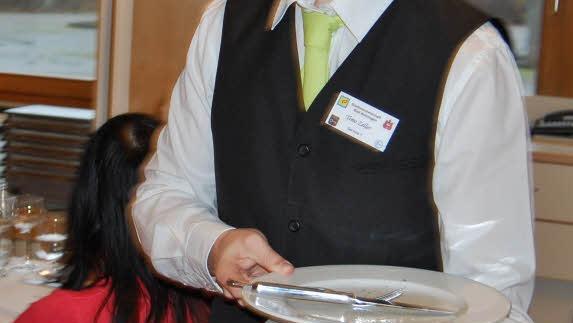 Einer geht noch: Refa-Azubi Timo Zeller vom Hotel Ullrich (Elfershausen), der Gewinner des Publikumspreises, trägt das Geschirr ab