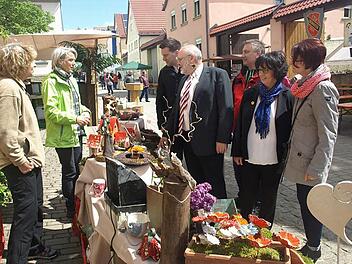 Zu Beginn des Marktes machten Marktleiter Peter Distler und Bürgermeister Kuhn einen Rundgang. Foto: Stefan Geiger