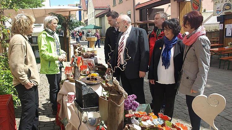 Zu Beginn des Marktes machten Marktleiter Peter Distler und Bürgermeister Kuhn einen Rundgang. Foto: Stefan Geiger