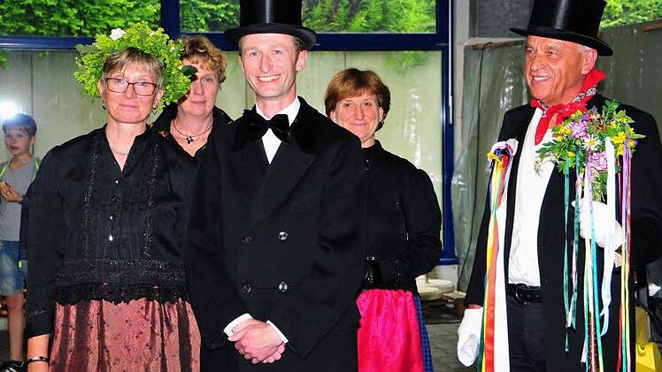 Hochzeitslader Hermann Anselstetter (rechts) mit dem Brautpaar einer Bauernhochzeit um 1900. Damals trug man schwarze Kleidung.