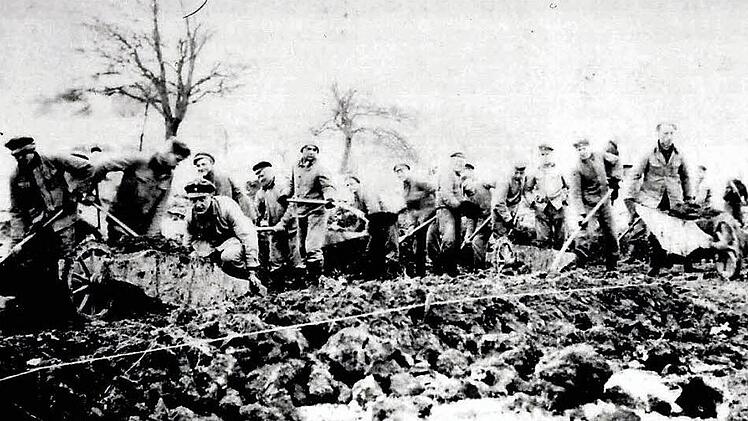 Der Arbeitsdienst beim Straßenbau (o.); Ort und Datum des Fotos sind unbekannt. Das Foto stammt von Unterfeldmeister Max Zweckbronner, der 1935 Zugführer im Ebermannstädter Stammlager war Repros: Manfred Franze.