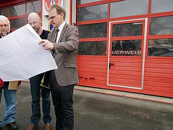 Vor einem Jahr schauten sich Architekt Alexander Hempfling (Mitte), Wolfgang Neumann von der Freiwilligen Feuerwehr Oberlangenstadt (links) und Bürgermeister Bernd Rebhan die Pläne an.  Foto: Marian Hamacher/Archiv