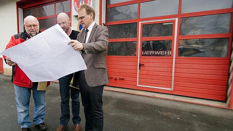 Vor einem Jahr schauten sich Architekt Alexander Hempfling (Mitte), Wolfgang Neumann von der Freiwilligen Feuerwehr Oberlangenstadt (links) und Bürgermeister Bernd Rebhan die Pläne an.  Foto: Marian Hamacher/Archiv