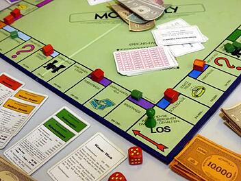 Weil er beim Monopoly-Spielen verloren hatte, w&auml;hlte ein 24-J&auml;hriger in W&uuml;rzburg-Zellerau den Notruf der Polizei. Symbolbild: dpa