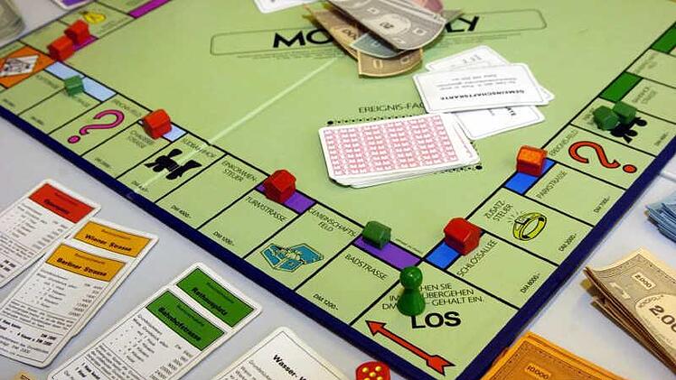 Weil er beim Monopoly-Spielen verloren hatte, w&auml;hlte ein 24-J&auml;hriger in W&uuml;rzburg-Zellerau den Notruf der Polizei. Symbolbild: dpa