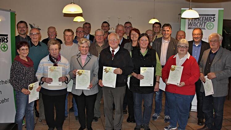 Für unfallfreies Fahren über 30, 40 und 50 Jahre wurden von der Verkehrswacht diese Personen geehrt; hinten, Sechster von links, Tilmann Fischer, der Vorsitzende der KreisverkehrswachtH. Will