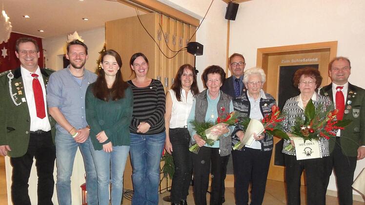 Schützenmeister Michael Wimmel (l.) ehrte zusammen mit Alexander Metz (r.): (von links) Dominik Kröckel, Julia Straub, Janina Sollner, Angelika Haßfürter (alle 25 Jahre), Beate Straub, Kurt Müller, Marzella Bauer und Irma Schlereth (50 Jahre Treue).Wolfgang Wimmel