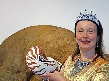 Nora Meixner alias "Meeresk&ouml;nigin Ammonita" bietet eine kindgerechte Einf&uuml;hrung in die Themen der Sonderausstellung. Foto: NMC