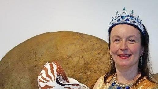 Nora Meixner alias "Meeresk&ouml;nigin Ammonita" bietet eine kindgerechte Einf&uuml;hrung in die Themen der Sonderausstellung. Foto: NMC