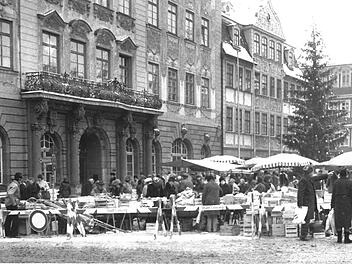 Blick auf den Coburger Weihnachtsmarkt im Dezember 1981Foto: CT-Archiv/Scholz