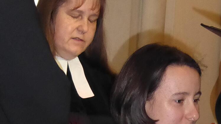 Lidia Barth bei der Einsegnung -  hinter ihr Pfarrerin  Kerstin Schilling Foto: Heidi Amon