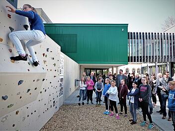 Die neue Boulderwand am MGF-Gymnasium ist das Ergebnis eines P-Seminars. Foto: Werner Reißaus
