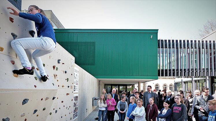 Die neue Boulderwand am MGF-Gymnasium ist das Ergebnis eines P-Seminars. Foto: Werner Reißaus