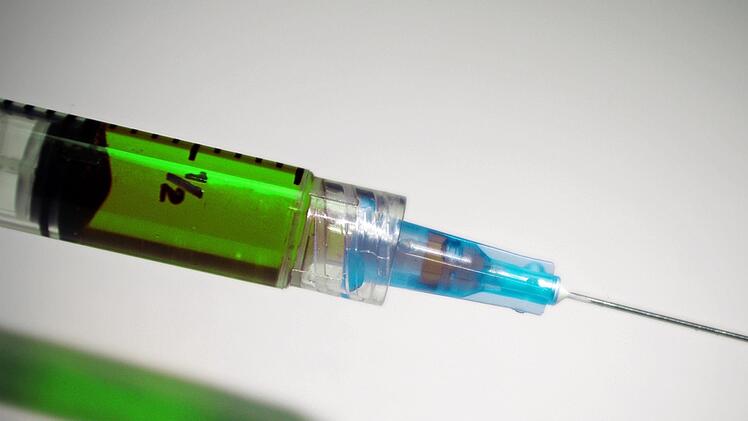 Der Heilpraktiker verkaufte nicht zugelassene Mittel an Krebspatienten. Das Gericht verurteilte ihn zu vier Jahren Haft. Symbolfoto: Liz Masoner/pixabay