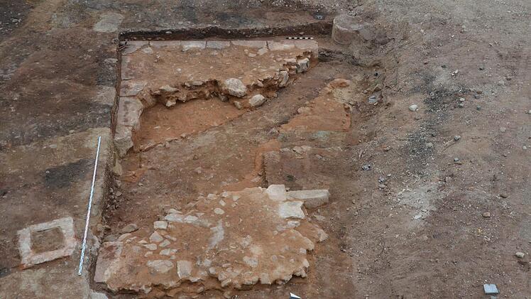 Nach dem Abbruch des Rathauses konnte das Fundament des Bergfrieds, so weit es noch vorhanden war, freigelegt werden. Auf ihm ruhte im Hochmittelalter ein stattlicher Turm mit massiven Mauern. Keramikfunde gehen bis ins zwölfte Jahrhundert zurück.  Fotos: Bernhard Panzer