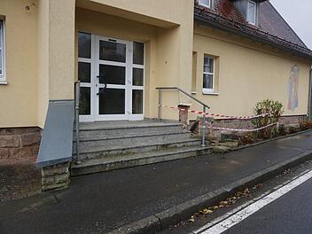 Unfall am Kindergarteneingang in Schmalwasser. Er ereignete sich  allerdings außerhalb der Kindergartenöffnungszeiten. Fotos: Marion Eckert