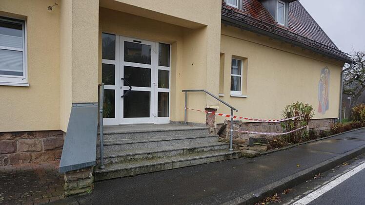 Unfall am Kindergarteneingang in Schmalwasser. Er ereignete sich  allerdings außerhalb der Kindergartenöffnungszeiten. Fotos: Marion Eckert