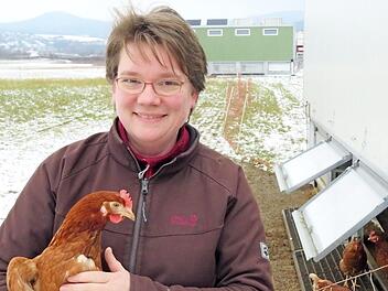 Katharina Teuchgräber (und ihr Mann Franz-Josef) holen ihre Legehennen beim bayerischen Züchter - aber wie lange gibt es den dann noch?