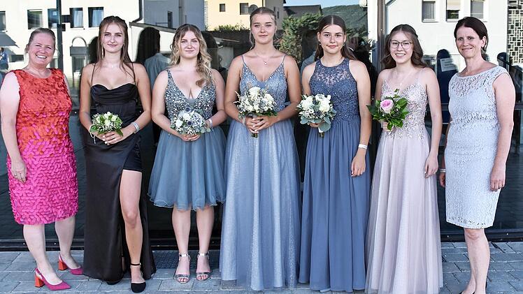 Bei der Abschlussfeier wurden die Jahrgangsbesten geehrt (v.&nbsp;l.): stellvertretende Schulleiterin Kerstin Eichhorn, Emma Schwarz, Marie Rangnow, Johanna Beck, Antonia Schl&auml;ger, Luisa Kr&auml;mer und Zweite Konrektorin Susanne Heindl.