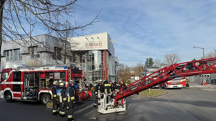 Feuer bricht auf Nürnberger Autohaus aus - Mann muss behandelt werden