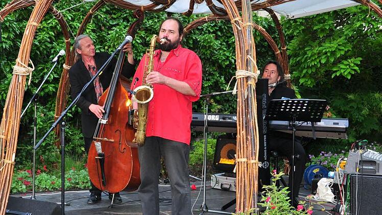 Das Trio "Alligators of Swing" mit (von links) Dieter Schreiber, Stefan Scholz und Christian Jung bezauberte das Publikum bei der "Sommernacht im Rosengarten" in Ha&szlig;furt. Die Sander Winzer und  Korbmacher halfen dem Kulturamt und der Frauenunion mit ihrer B&uuml;hne aus. Foto: ul