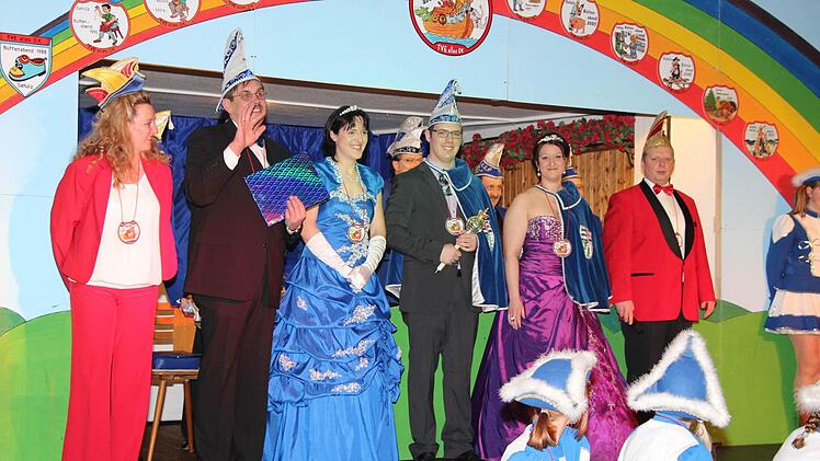 Marco und Andrea Klenner sind das neue Prinzenpaar des TVE Gehülz. Zu sehen sind (von links): Kanzlerin Sandra Kisiala, Prinz Marco I. und Prinzessin Andrea I., das vorhergehende Prinzenpaar, Martin Simon und Corinna Preiß, sowie Präsident Martin Bittruf.