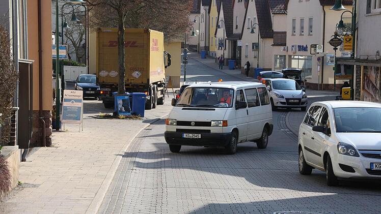 In Bad Bockleter Ortsmitte geht es oft ziemlich eng zu: Autos parken auch mal gegen die Fahrtrichtung, Lieferverkehr kommt dazu.
