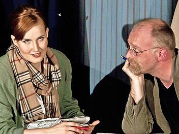 Romanze im Zugabteil: Laura Mann und Markus Veith wurden bei ihrem Gastspiel in Rödental vom Publikum gefeiert. Foto: Jochen Berger