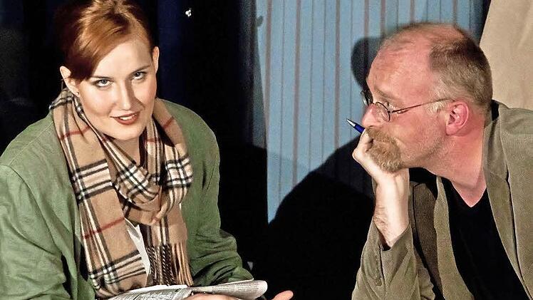 Romanze im Zugabteil: Laura Mann und Markus Veith wurden bei ihrem Gastspiel in Rödental vom Publikum gefeiert. Foto: Jochen Berger