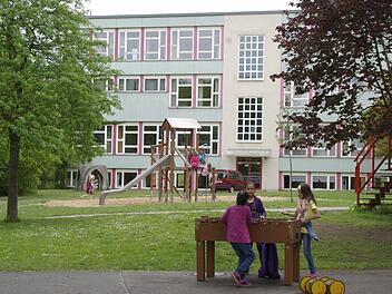 Die Lichter gehen nicht aus in der Johannes-Petri-Schule. Mit einer Änderung des Kooperationsvertrags erreichte der Schulverband Elfershausen-Langendorf den Verbleib der 5. und 6. Klasse. Foto: Archiv/ Ehling
