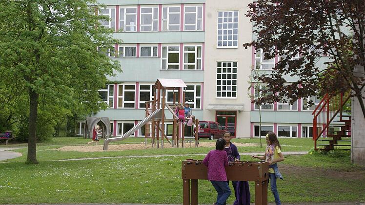 Die Lichter gehen nicht aus in der Johannes-Petri-Schule. Mit einer Änderung des Kooperationsvertrags erreichte der Schulverband Elfershausen-Langendorf den Verbleib der 5. und 6. Klasse. Foto: Archiv/ Ehling