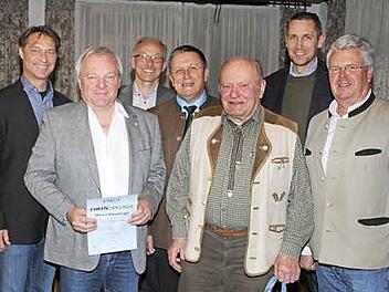 Helmut Mittelberger (vordere Reihe, Zweiter von links) und Konrad Hacker (vordere Reihe, Zweiter von rechts) halten der CSU seit 40 Jahren die Treue. Weiter im Bild (von links) Ortsvorsitzender Jürgen Kieslich, Walter Hofmann (15 Jahre), Kreisvorsitzender Henry Schramm, Bürgermeister Martin Bernreuther und Landtagsabgeordneter Ludwig von Lerchenfeld. Foto: Sonja Adam